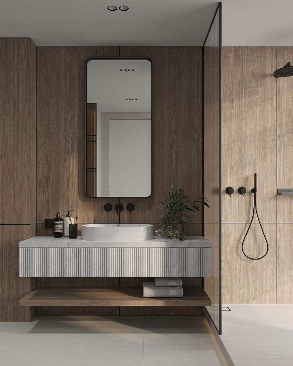 Ванная с деревянными панелями, душем walk-in без порога, встраиваемым чёрным смесителем и светлой тумбой с раковиной